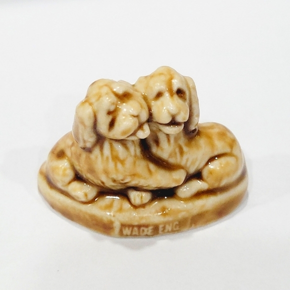 Hugging Puppies Tiny Figurine Wade England Figurine - Picture 1 of 5
